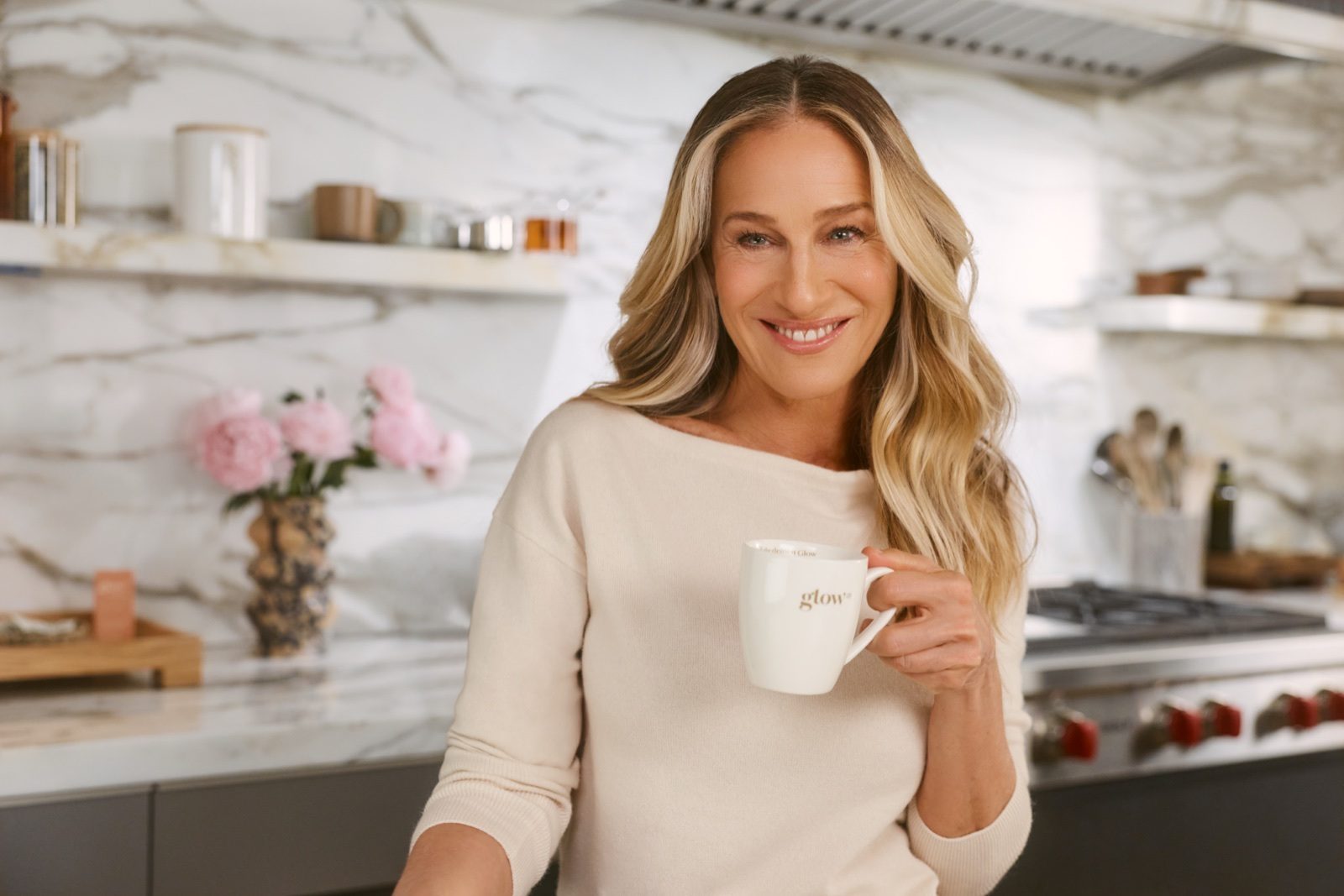 Sarah Jessica Parker, Chief Creative Officer di Glow25, con una tazza Glow25 nella sua cucina