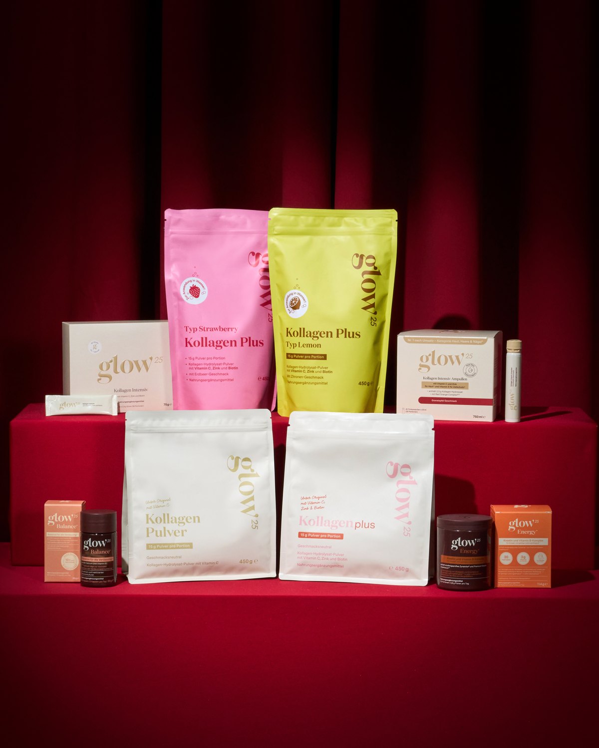 Glow® Cinema: das komplette Glow25 Sortiment auf roter Bühne vor rotem Vorhang