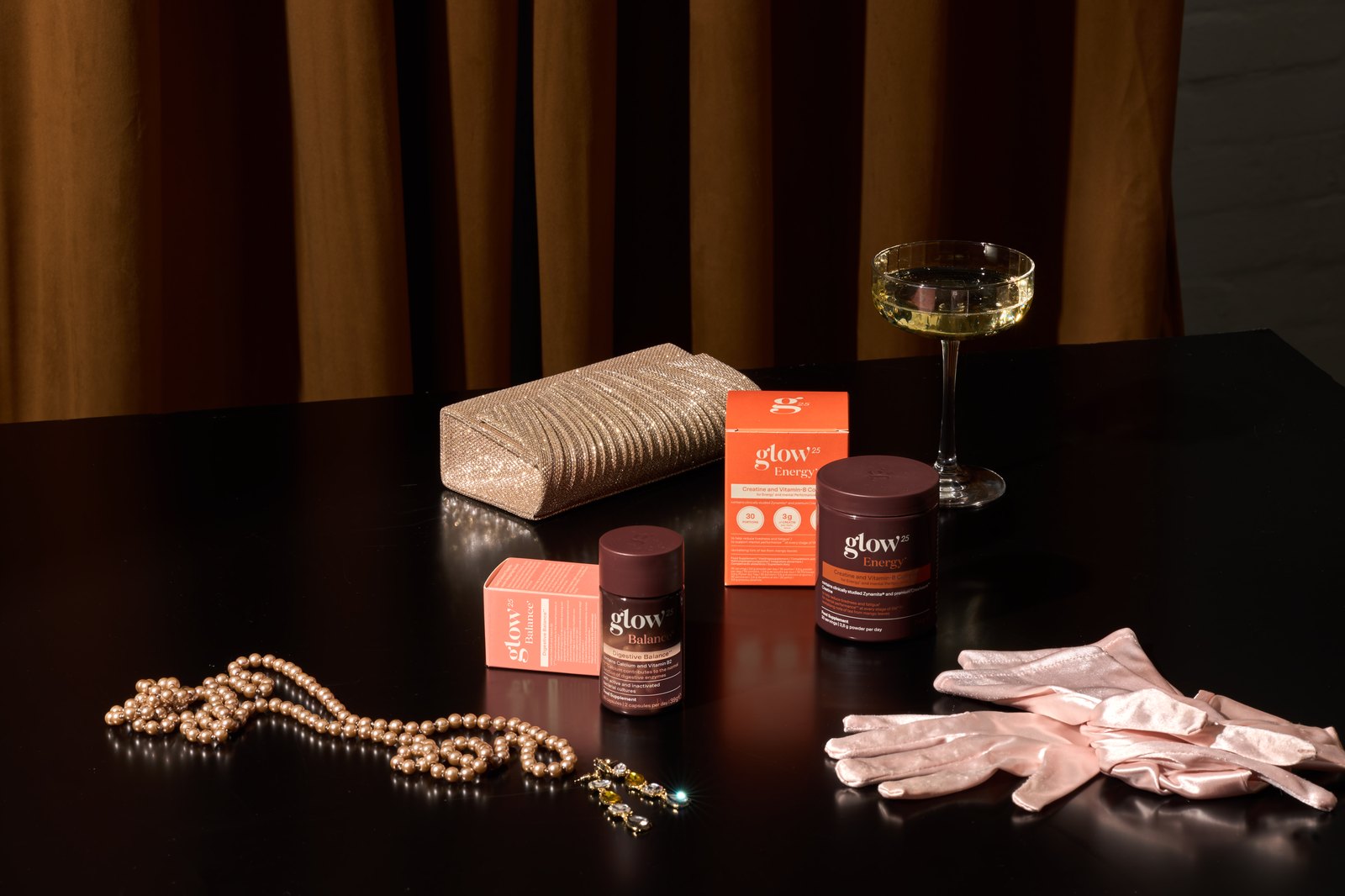 Glow® Cinema: satijnen handschoenen, clutch, parelketting en champagneglas als VIP-cadeaus