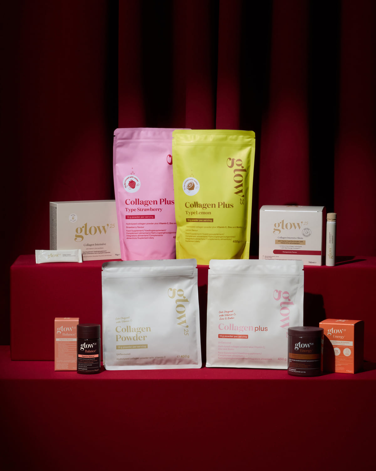 Glow® Cinema: het complete Glow25 assortiment op een rood podium voor een rood gordijn