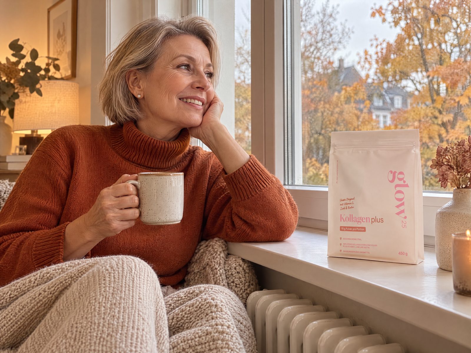 Vrouw in roestrode coltrui bij het raam met herfstbladeren, ernaast Collagen Plus