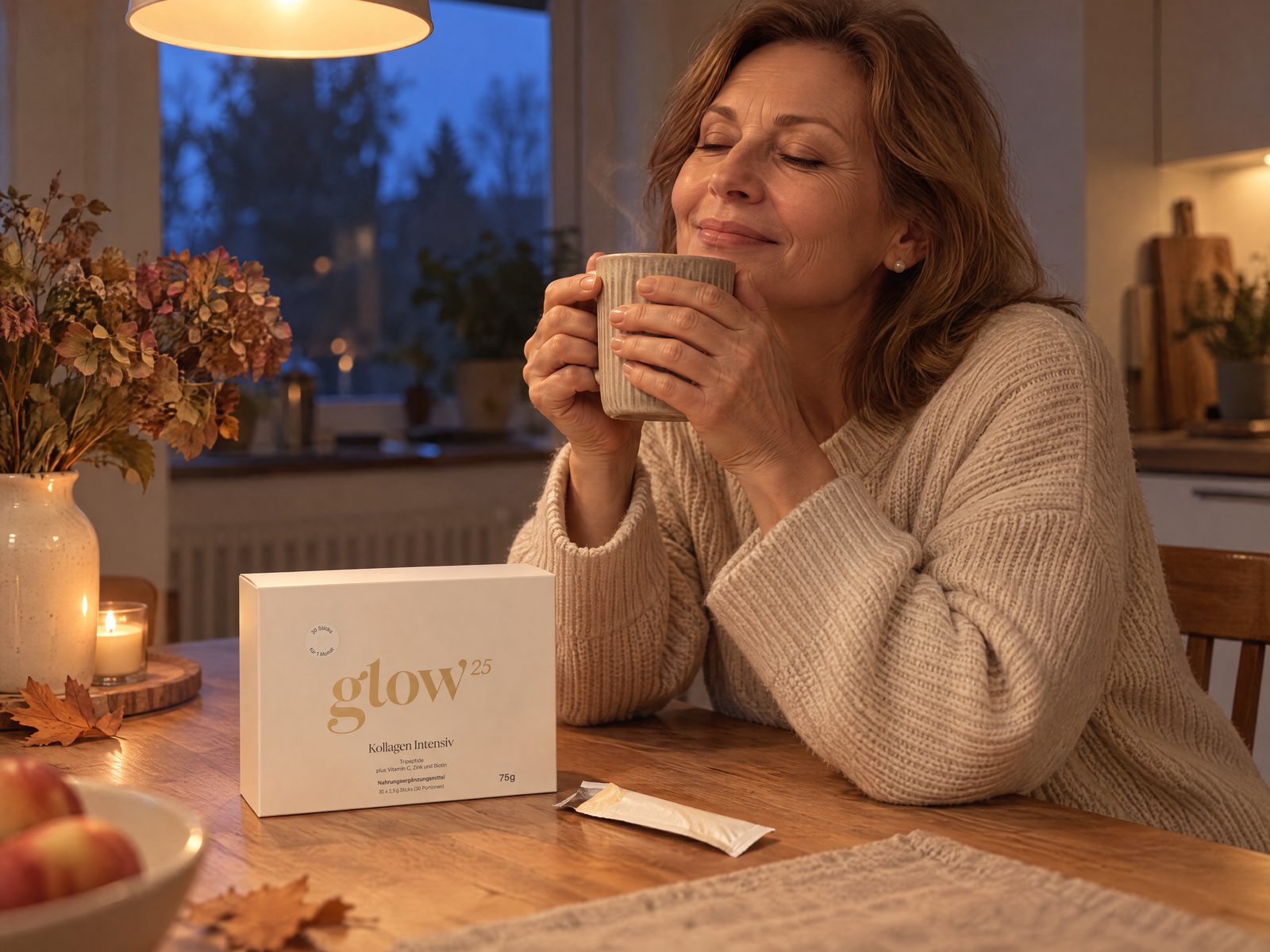 Vrouw in gebreide trui houdt op een donkere herfstochtend haar koffie vast, ernaast Collageen Intensief