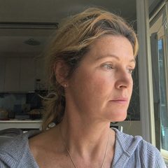 Femme regardant par la fenêtre d'un air absent