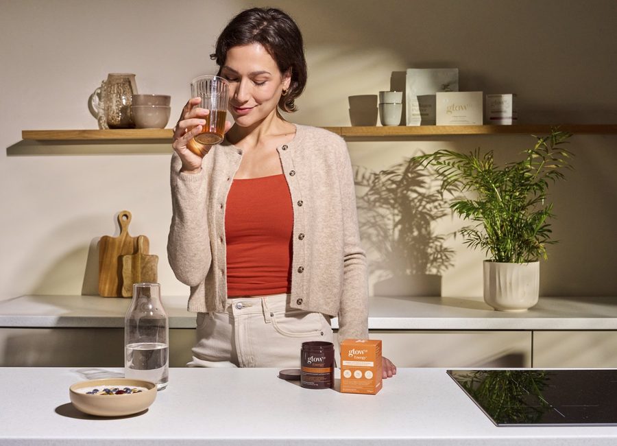 Frau hakt ihre tägliche Glow25 Energy-Routine im Kalender ab
