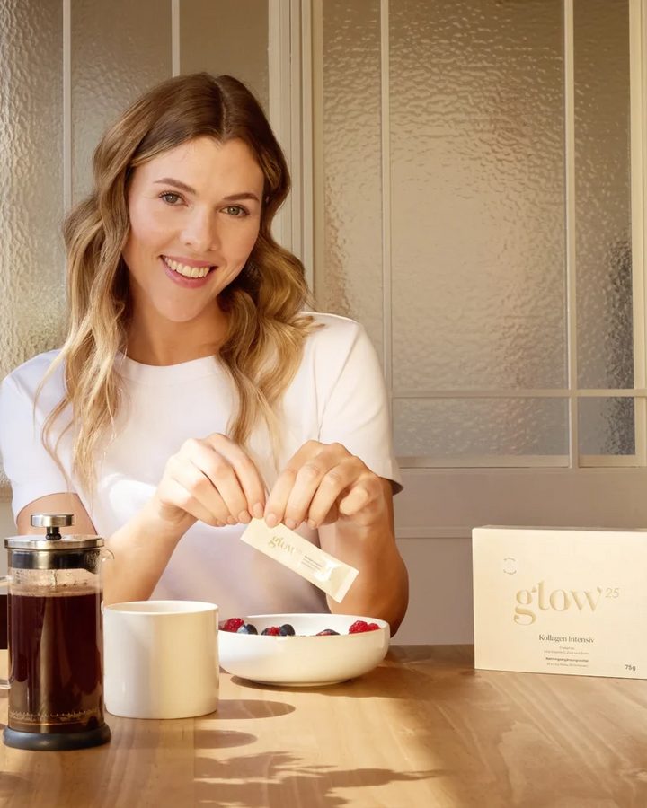Femme au petit-déjeuner versant Glow25 Collagène Intensif dans sa boisson