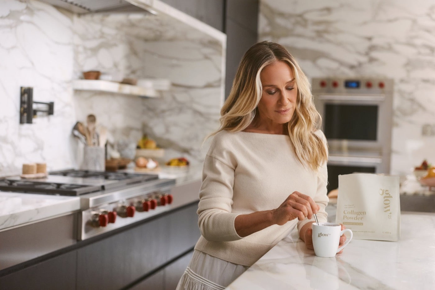 Sarah Jessica Parker roert Glow25 collageen door haar koffie